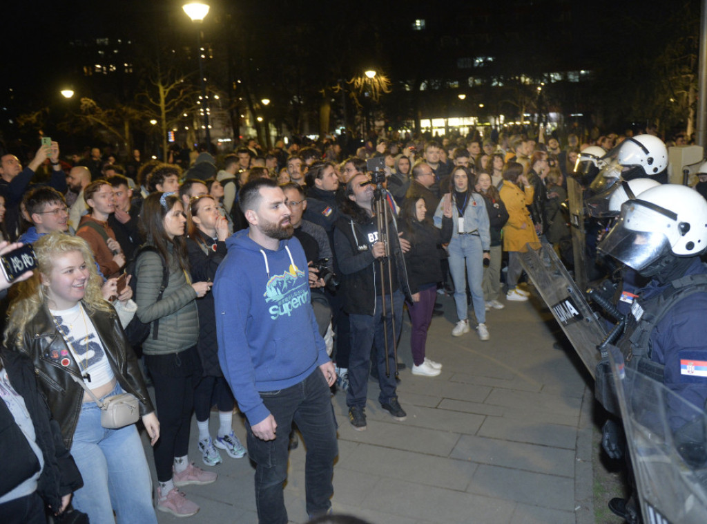 Studenti u blokadi došli u Pionirski park, skandirali, vređali studente koji žele da uče