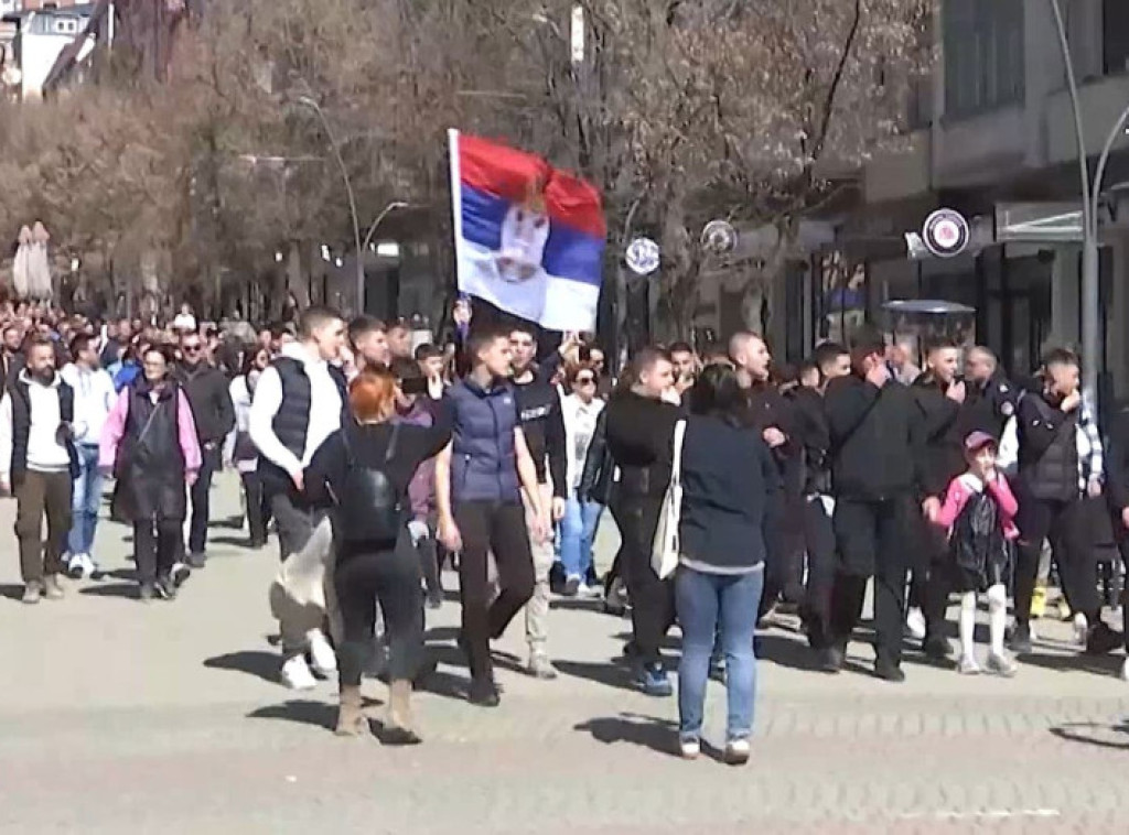 Kosovska Mitrovica: Protest građana zbog brutalnog ponašanja policije prema maloletnicima