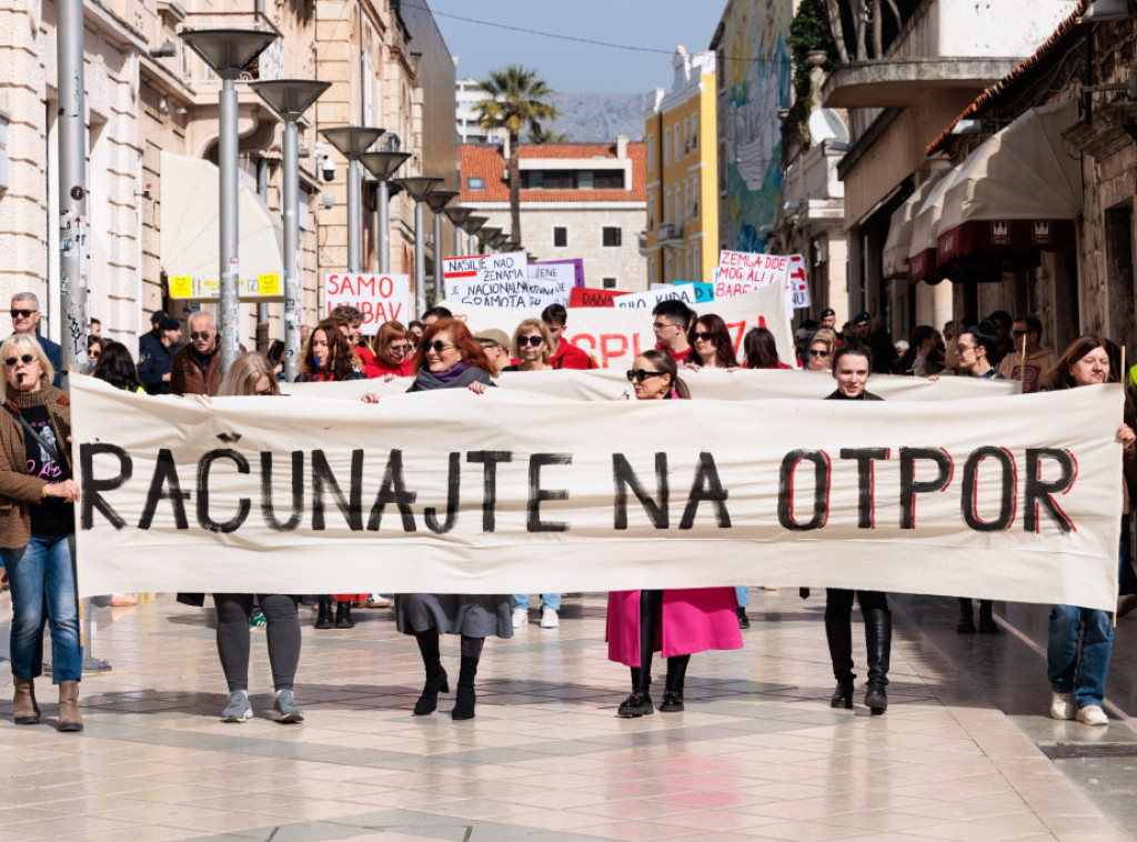 U Splitu održana protestna šetnja za prava žena "Računajte na otpor"