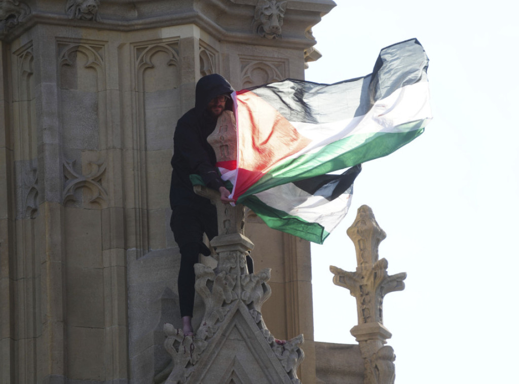 Muškarac sa palestinskom zastavom i dalje na vrhu Vestminsterske palate