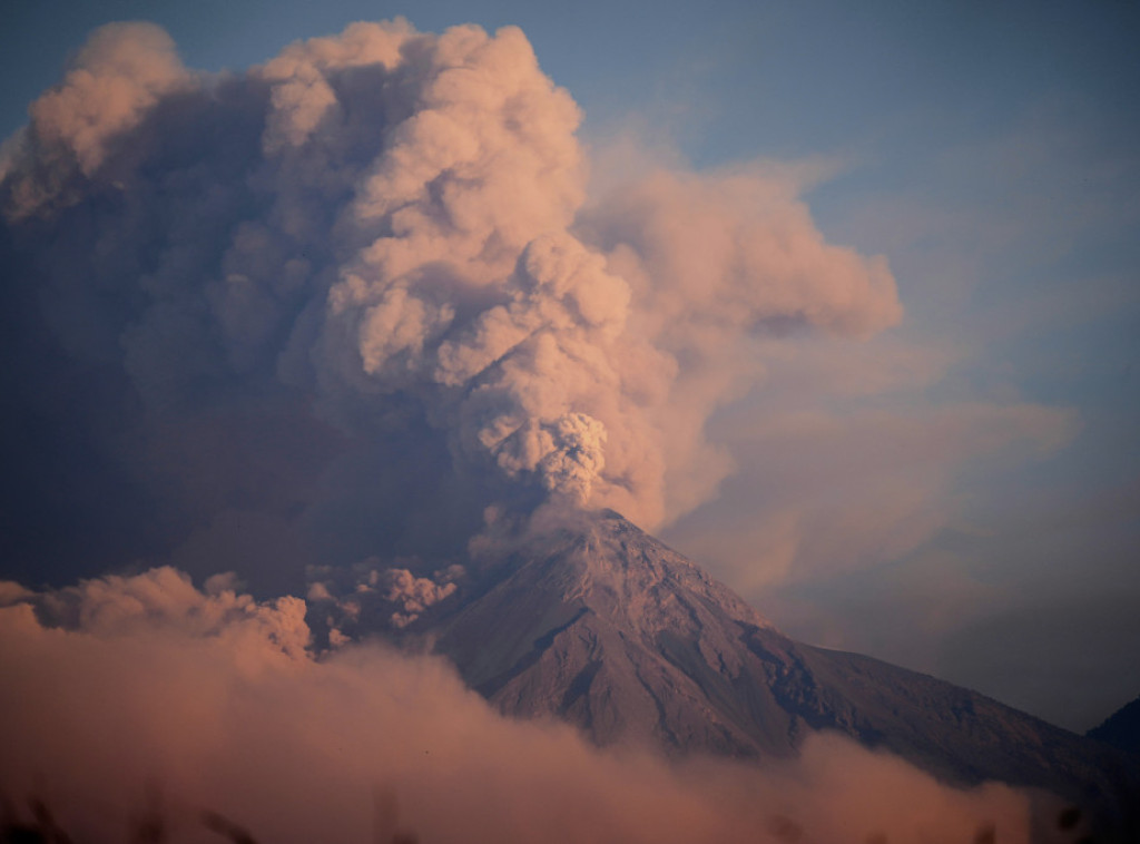 Gvatemala: Zbog erupcije Vatrenog vulkana evakuisano 300 porodica