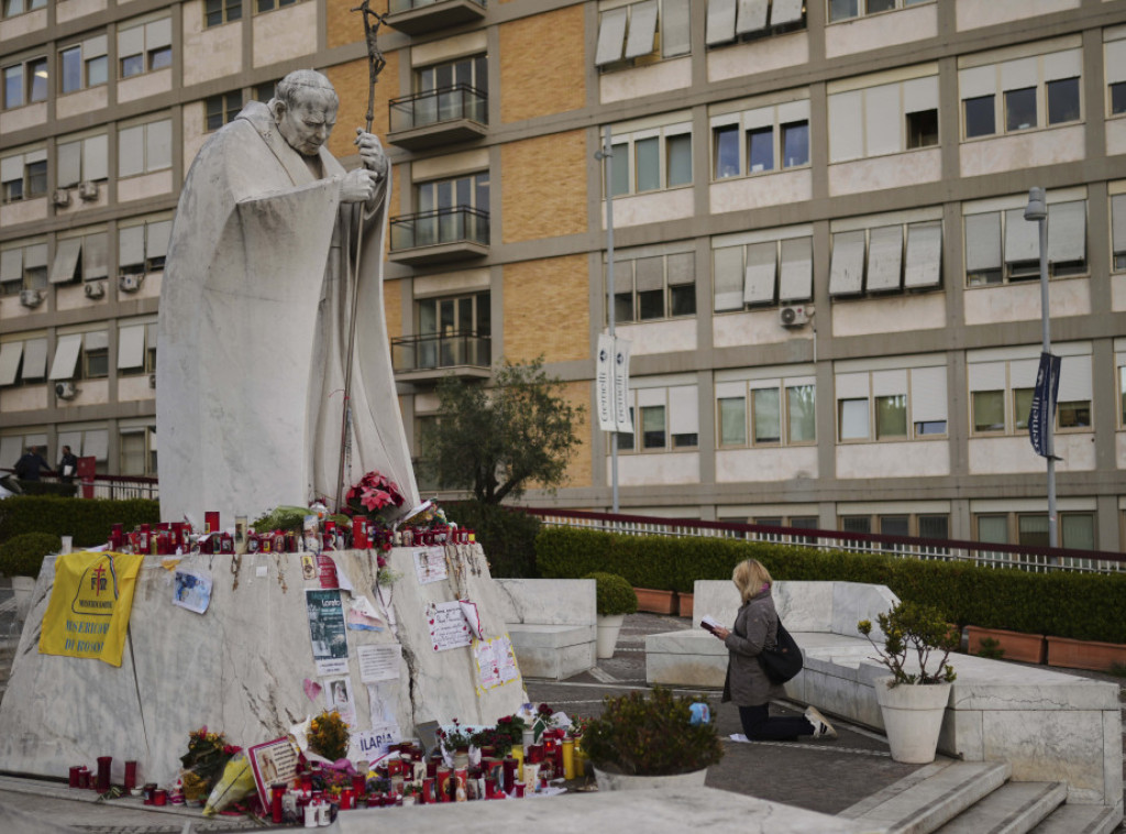 Lekari kažu da papa Franja više nije neposredno životno ugrožen