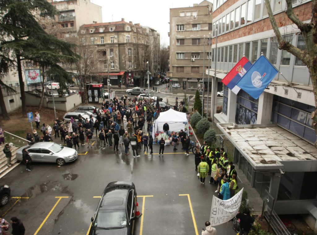 Manje grupe studenata u blokadi i dalje blokiraju zgrade RTS-a i RTV-a