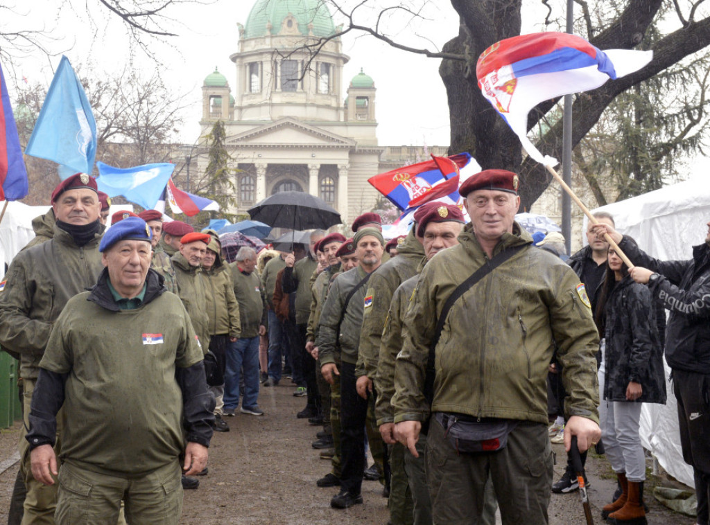 Ratni veterani obišli studente u Pionirskom parku