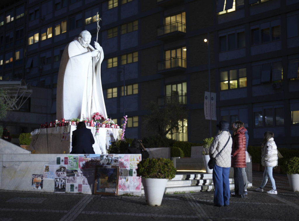 Bolničko osoblje iznenadilo papu Franju tortom na godišnjicu papstva